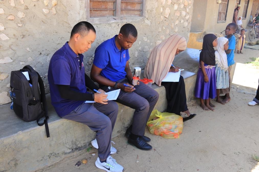 專家組指導(dǎo)非方疾控人員開展疾病篩查工作。專家組供圖