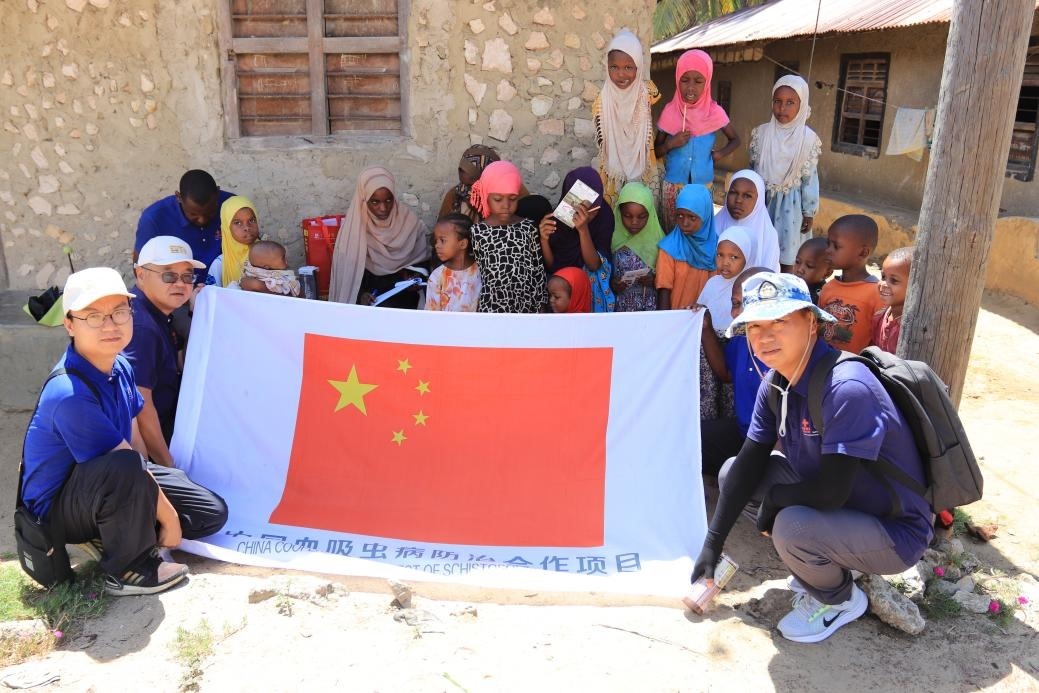 專家組與當(dāng)?shù)卮迕窈嫌?。專家組供圖