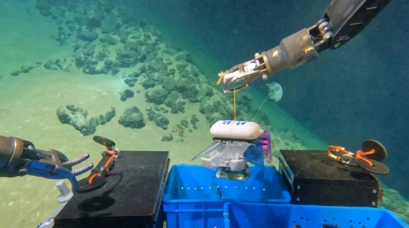 北航深海小型機(jī)器人在深海測(cè)試。校方供圖