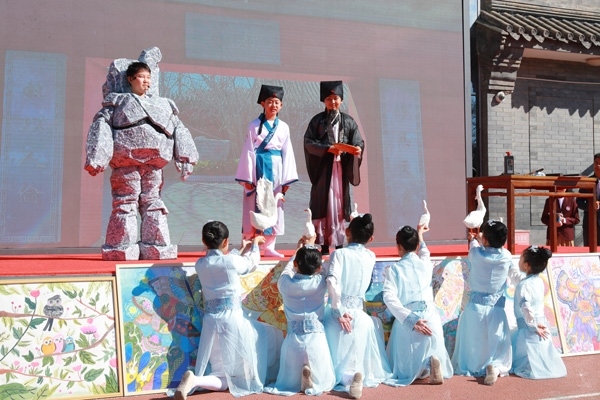 展覽開幕式上，府學學子上演情景劇《鵝池》。府學胡同小學供圖