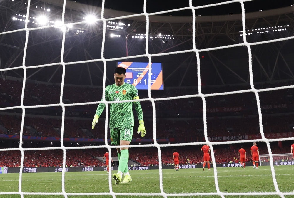 3月25日，中國(guó)隊(duì)守門員王大雷在球隊(duì)丟球后。新華社記者 曹燦 攝