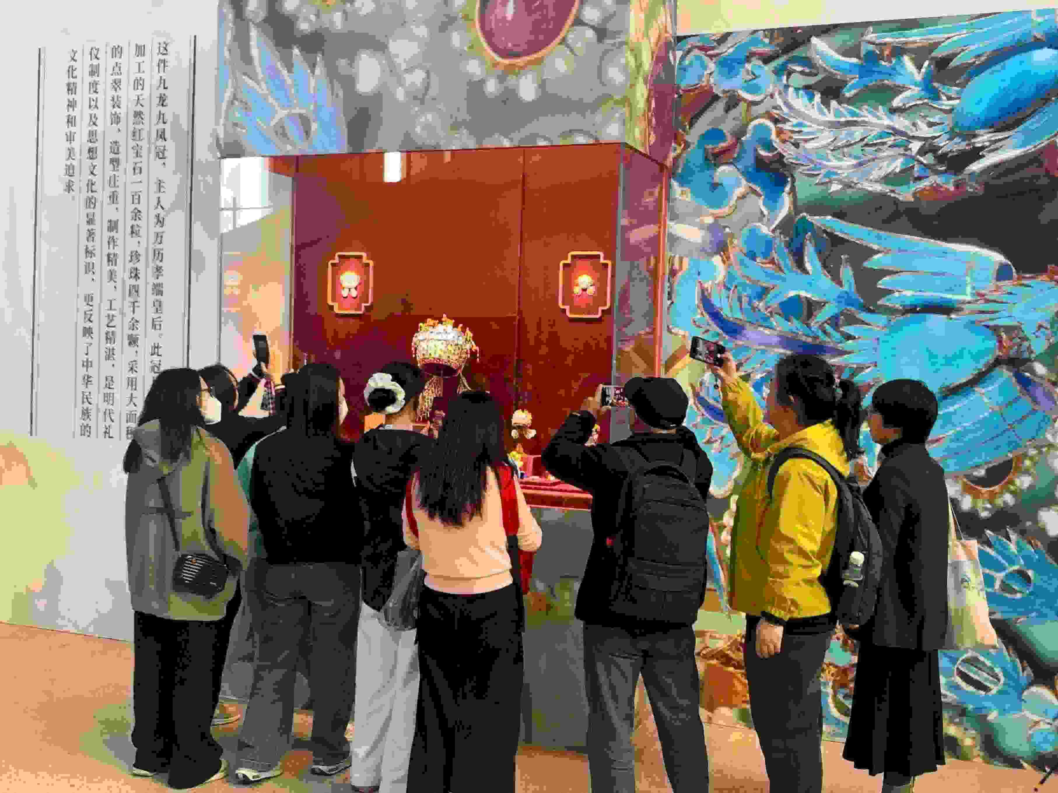 觀眾參觀國博鳳冠系列文創(chuàng)產品。人民網記者 劉穎穎攝