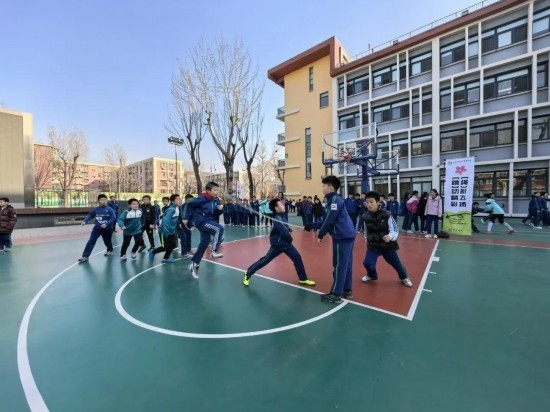 北京師范大學(xué)實(shí)驗(yàn)小學(xué)開展跳繩比賽。