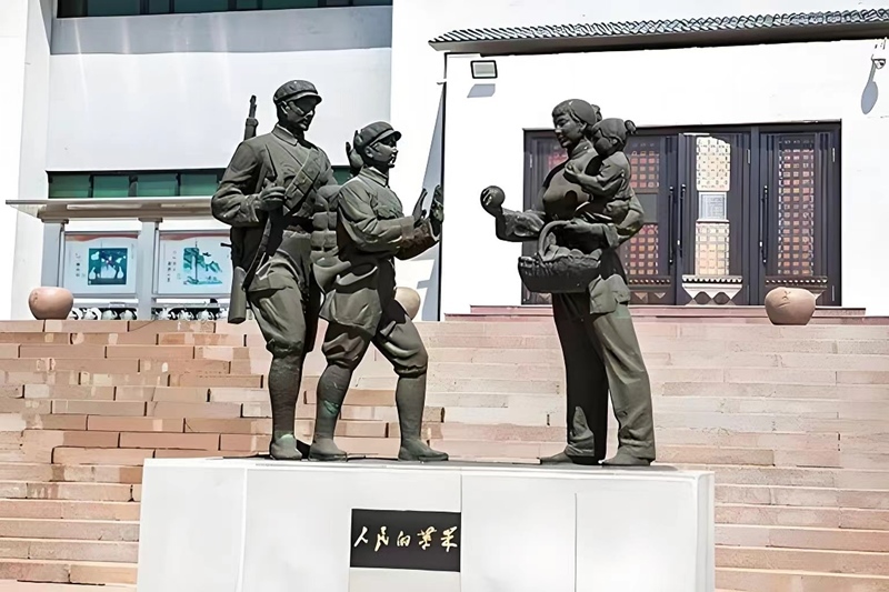 錦州蘋果廉政文化展覽館前的《人民的蘋果》主題雕塑。（由遼沈戰(zhàn)役紀念館供圖）