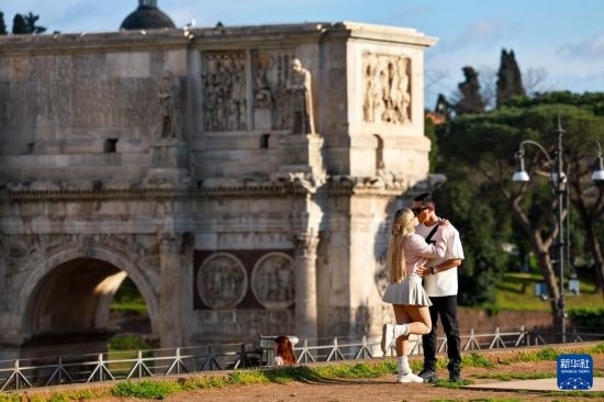 3月25日，在意大利羅馬，情侶在君士坦丁凱旋門前留影。新華社記者 李京 攝