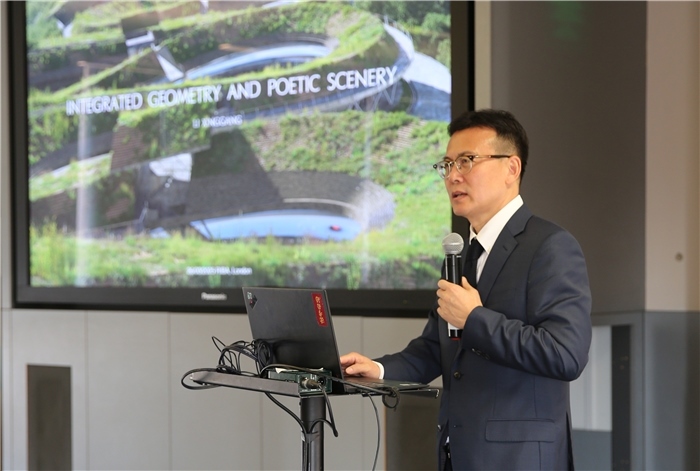 李興鋼院士做題為《勝景幾何》的主旨報告?；顒又鬓k方供圖