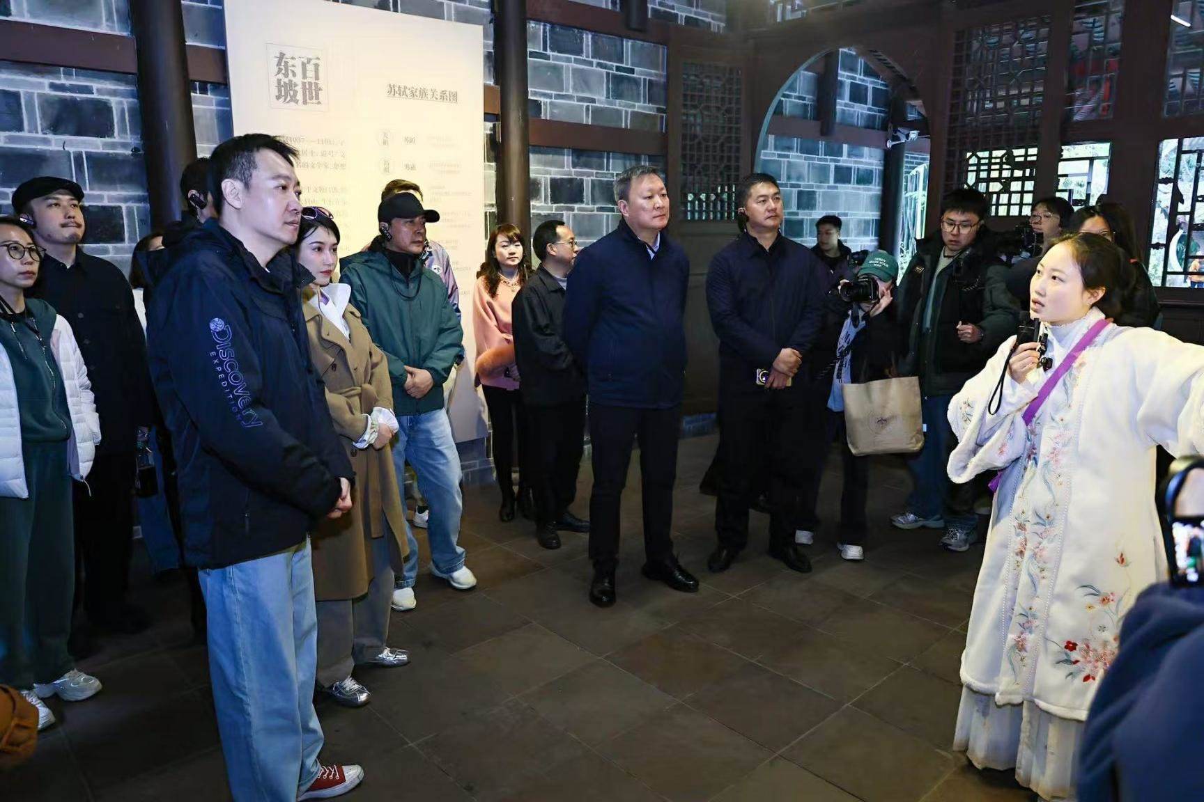 《蘇堤春曉》劇組在眉山三蘇祠參觀學習。受訪者供圖