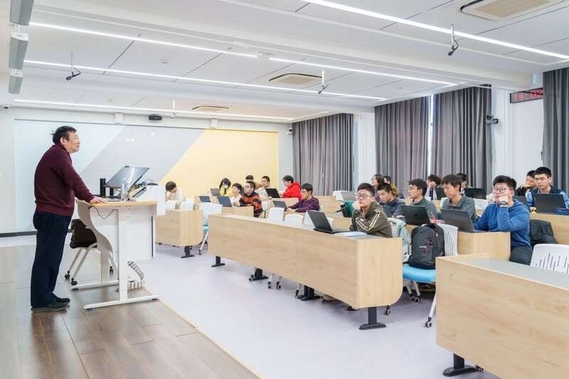 北航面向全校本科生開設(shè)《人工智能導(dǎo)論》通識必修課。校方供圖