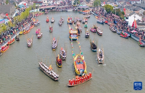 ?4月4日，選手在參加茅山會船盛會（ 無人機(jī)照片）。?新華社發(fā)（顧繼紅 攝）