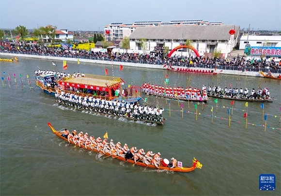 4月4日， 選手在參加茅山會船盛會（無人機(jī)照片）。新華社發(fā)（顧繼紅 攝）