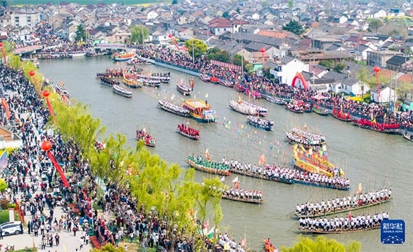 4月4日，選手在參加茅山會船盛會（無人機(jī)照片）。?新華社發(fā)（周社根 攝）