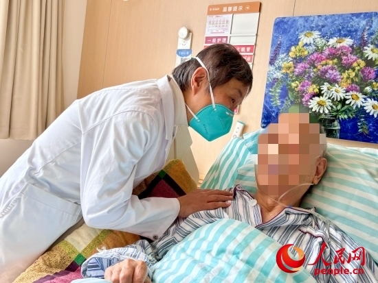 秦苑查房時詢問患者情況。人民網(wǎng) 陳葉欣攝