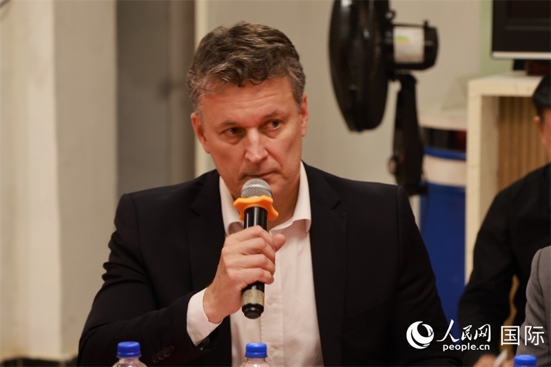 巴西中國友好協(xié)會主席恩里克·達諾布雷加在座談會上致辭。人民網(wǎng)記者 陳海琪攝