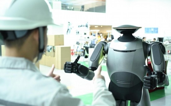 在廣汽研究院，人形機器人團隊的周仁義在演示GoMate機器人互動功能（新華社記者 鄧華 攝）