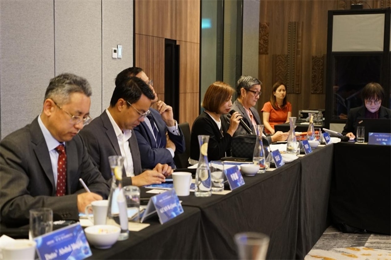 《南洋商報》總編輯羅依薇（左四）進(jìn)行致辭。林俊揚攝