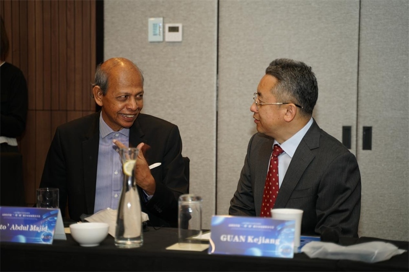 分享會現(xiàn)場，中方記者同與會代表進(jìn)行友好交流。林俊揚攝