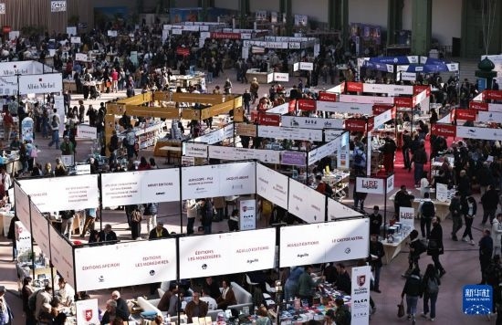 4月11日，人們在法國巴黎大皇宮參加2025巴黎書展。新華社記者 高靜 攝