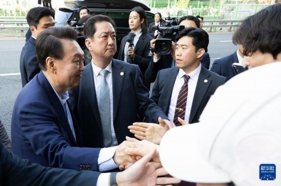 4月11日，韓國前總統(tǒng)尹錫悅（左一）在離開首爾漢南洞官邸時(shí)與支持者握手。新華社發(fā)（全休相攝）