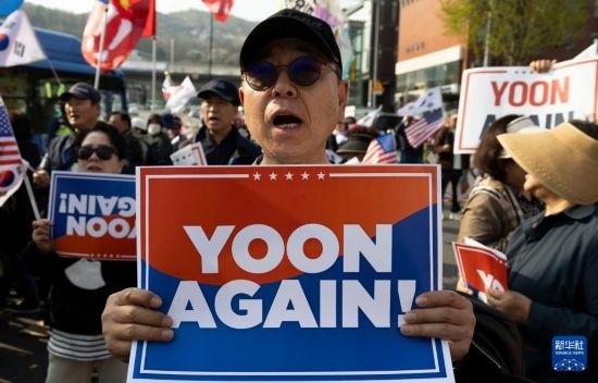 4月11日，在韓國首爾漢南洞官邸附近，支持者為韓國前總統(tǒng)尹錫悅送行。新華社發(fā)（全休相攝）