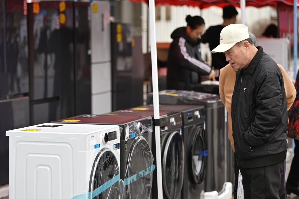 3月28日，天津市北辰區(qū)舉行2025年消費(fèi)品以舊換新惠民服務(wù)活動(dòng)，吸引眾多市民前來選購。新華社記者 李然 攝