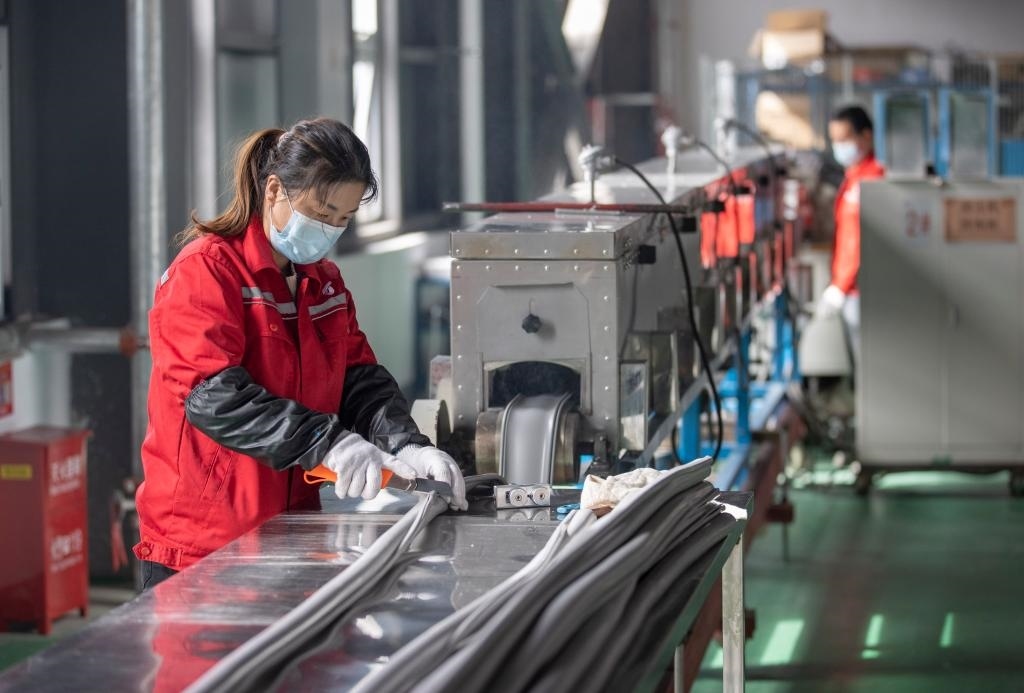 3月27日，在位于寧夏賀蘭工業(yè)園區(qū)的湯姆森電氣有限公司生產(chǎn)車間內(nèi)，工作人員制作硅膠絕緣護(hù)套。新華社記者 楊植森 攝