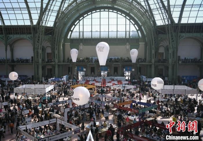 當(dāng)?shù)貢r(shí)間4月11日，2025年巴黎圖書(shū)節(jié)在巴黎大皇宮揭幕。圖為巴黎大皇宮的圖書(shū)節(jié)現(xiàn)場(chǎng)。中新社記者 李洋 攝