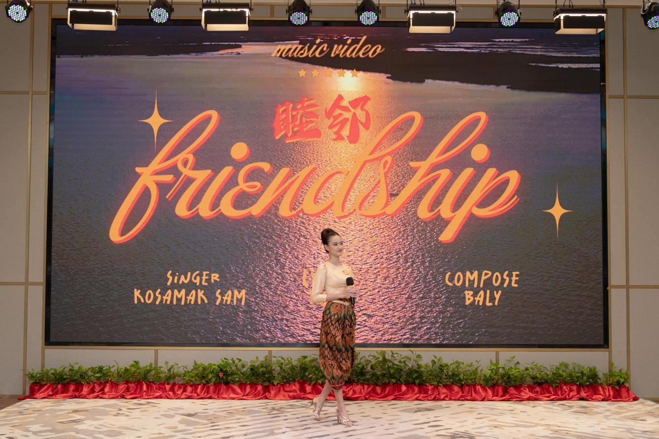 柬埔寨歌手珂撒瑪演唱紀(jì)錄片《睦鄰·柬埔寨》主題曲。柬埔寨數(shù)字電視有限公司供圖