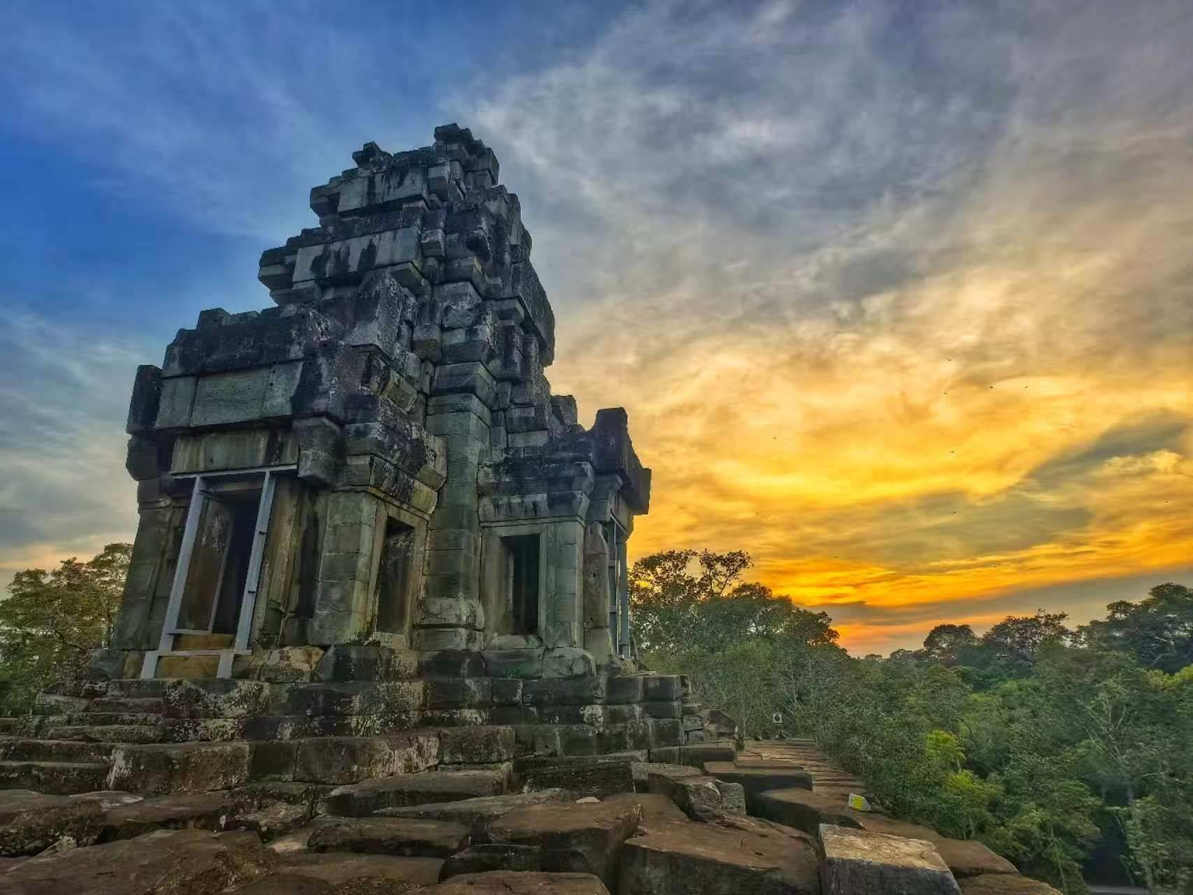 由中國專家修復(fù)的茶膠寺最高處的砂巖塔。（人民日?qǐng)?bào)記者強(qiáng)薇 攝）