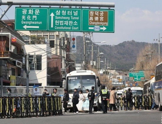  4月3日，在韓國首爾，警察在韓國憲法法院附近進行交通管制。新華社記者姚琪琳攝