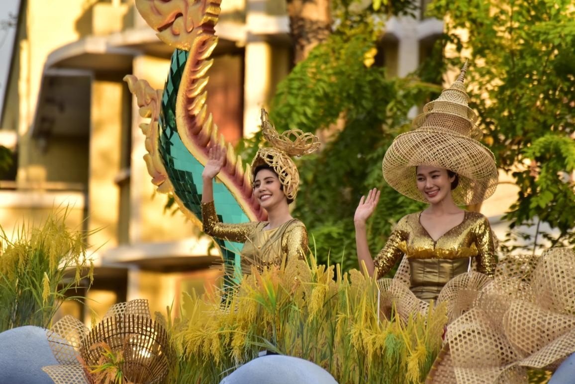 “祝福之河”花車以神龍形象象征水的神圣與豐饒，寓意祈福納祥。泰國(guó)國(guó)家旅游局供圖