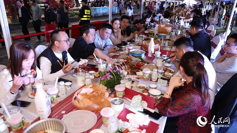 消博會嘉賓沉浸享用長桌宴。人民網(wǎng)記者 符武平攝