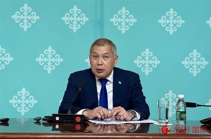 哈薩克斯坦駐華大使沙赫拉特·努雷舍夫在哈駐華大使館舉辦新聞發(fā)布會。人民網(wǎng)阿爾達克 攝