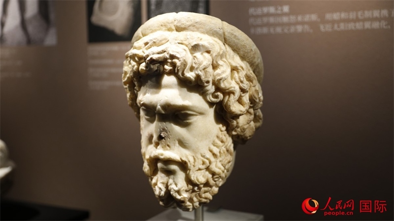 阿斯克勒庇俄斯大理石頭像。4月14日，來自希臘伊拉克利翁考古博物館的文物在故宮博物院展出。（人民網(wǎng) 張澤宇攝）