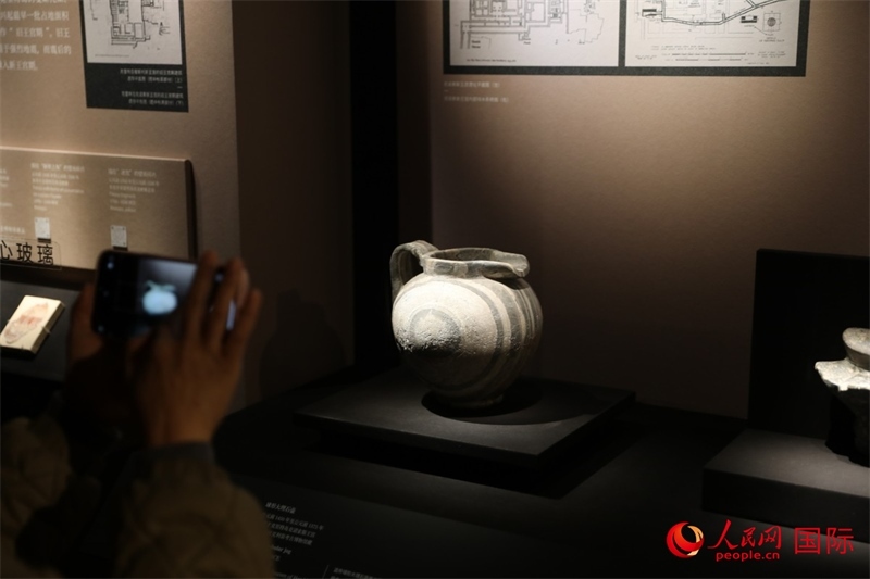 參觀者在拍攝。4月14日，來自希臘伊拉克利翁考古博物館的文物在故宮博物院展出。（人民網(wǎng) 張澤宇攝）