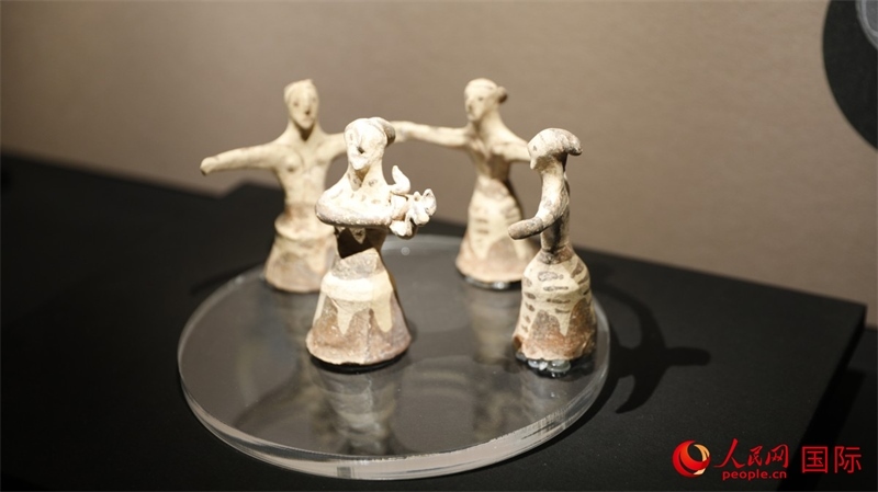 舞蹈者與音樂家雕塑群像。4月14日，來自希臘伊拉克利翁考古博物館的文物在故宮博物院展出。（人民網(wǎng) 張澤宇攝）