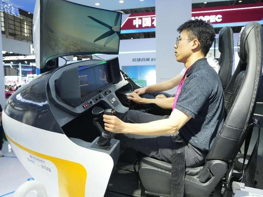 記者體驗低空經(jīng)濟的應(yīng)用消費場景。人民網(wǎng)記者 張力洋攝