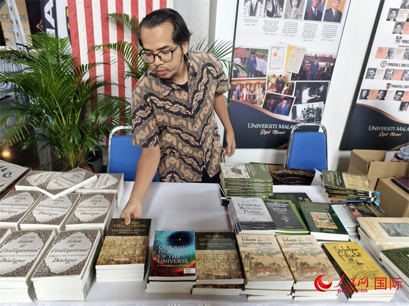 2025文明對(duì)話國(guó)際會(huì)議相關(guān)專家書籍售賣處 人民網(wǎng)褚君攝