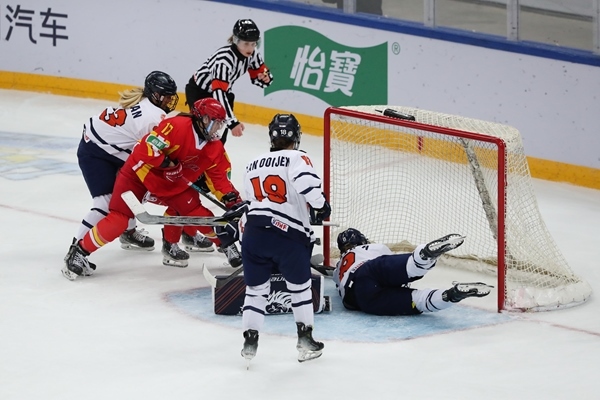 中國隊(duì)球員曲樂(左二)破門得分。圖片來源：中國冰球協(xié)會(huì) 此役中國隊(duì)首發(fā)陣容是詹佳慧、于柏巍、孔明會(huì)、趙啟男、曲樂、方新。比賽進(jìn)行至2分43秒，荷蘭隊(duì)率先取得進(jìn)球，1:0領(lǐng)先。失球后的中國隊(duì)打得更加積極主動(dòng)，多次獲得射門機(jī)會(huì)，但可惜沒有破門得分。 第二節(jié)39分34秒，中國隊(duì)曲樂在王佳欣和孔明會(huì)的助攻下破門，將比分扳平，這也是中國隊(duì)在本屆賽事中取得的首個(gè)進(jìn)球。 末節(jié)43分42秒，荷蘭隊(duì)球員勾人犯規(guī)，被判罰任意球。中國隊(duì)張夢瑩執(zhí)行并打進(jìn)，2:1反超比分。最后階段，荷蘭隊(duì)撤下守門員，場上6人進(jìn)攻但未能進(jìn)球。最終，中國隊(duì)以2:1逆轉(zhuǎn)戰(zhàn)勝對(duì)手，取得本屆世錦賽首場勝利。 在昨日進(jìn)行的另外兩場比賽中，奧地利隊(duì)3:2力克斯洛伐克隊(duì)，法國隊(duì)2:1戰(zhàn)勝丹麥隊(duì)。三輪比賽過后，奧地利隊(duì)三戰(zhàn)全勝領(lǐng)跑積分榜，斯洛伐克隊(duì)和法國隊(duì)2勝1負(fù)分列二、三位，丹麥隊(duì)和中國隊(duì)1勝2負(fù)排在四至五位，荷蘭隊(duì)三戰(zhàn)皆負(fù)積分墊底。