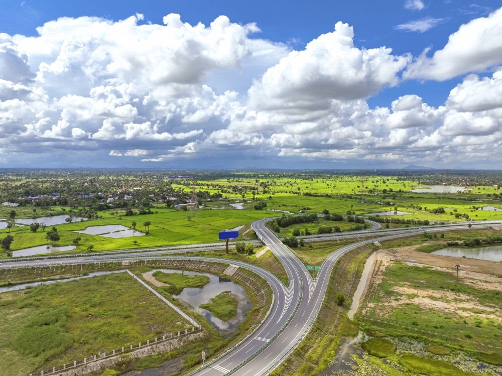 2024年9月25日在柬埔寨磅士卑省拍攝的金港高速公路（無人機(jī)照片）。連接柬埔寨首都金邊和最大深水海港西哈努克港的金港高速公路，是中柬共建“一帶一路”標(biāo)志性項(xiàng)目。