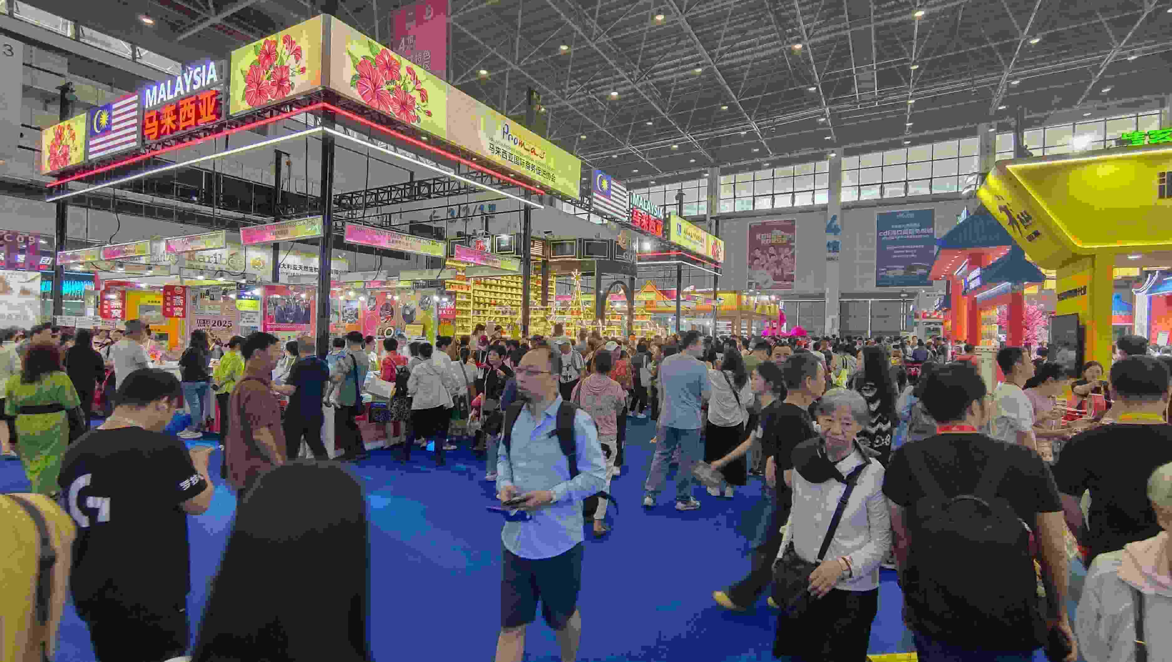 消博會迎來公眾開放日，眾多市民、客商來到展館參觀、購物。人民網(wǎng)記者 李彤攝