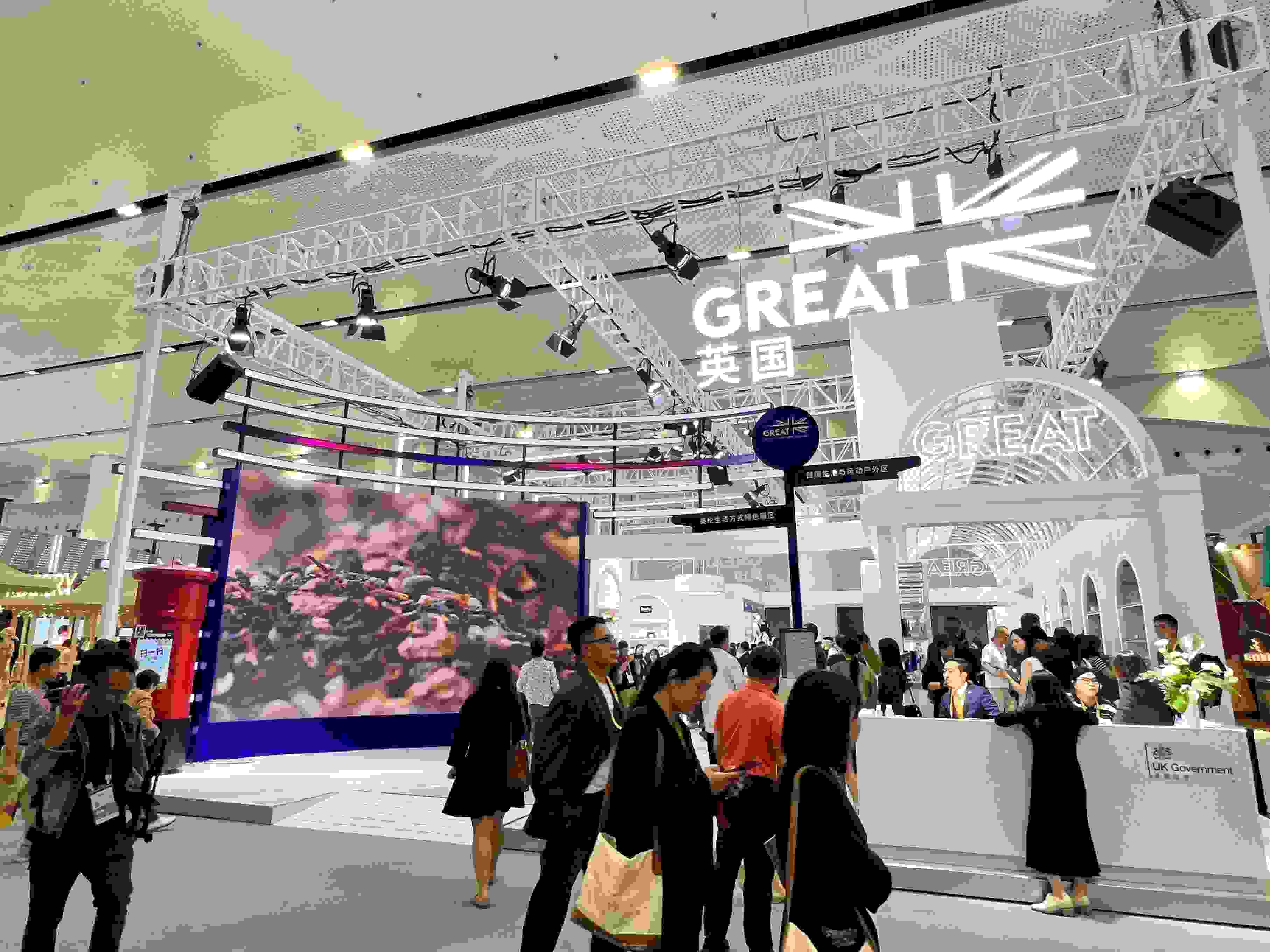 在消博會上，主賓國英國國家館開館。人民網(wǎng)記者 趙瞳攝