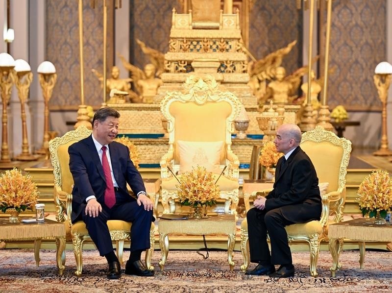 4月17日，柬埔寨國王西哈莫尼同習(xí)近平主席在金邊王宮舉行會見。