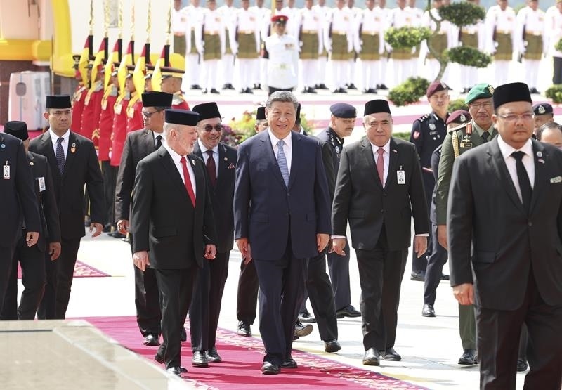 4月16日，馬來西亞最高元首易卜拉欣在馬來西亞國家王宮廣場為習(xí)近平主席舉行隆重歡迎儀式。