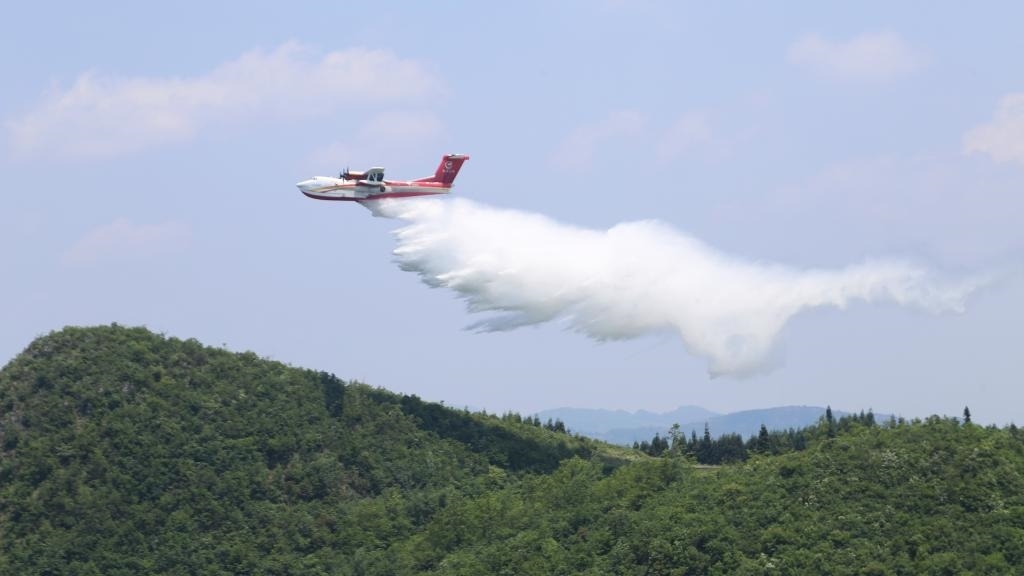 AG600飛機在四川西昌開展典型滅火場景驗證試飛科目（2023年6月攝）。新華社發(fā)（中國航空工業(yè)集團供圖）