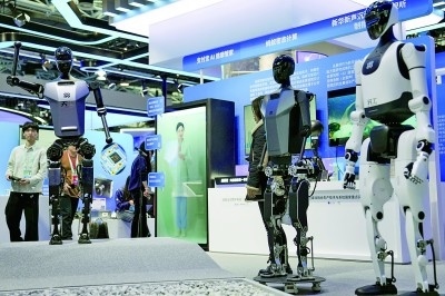 3月27日，在中關(guān)村展示中心常設(shè)展上，人形機(jī)器人“天工”向參觀者招手示意。新華社記者 鞠煥宗攝