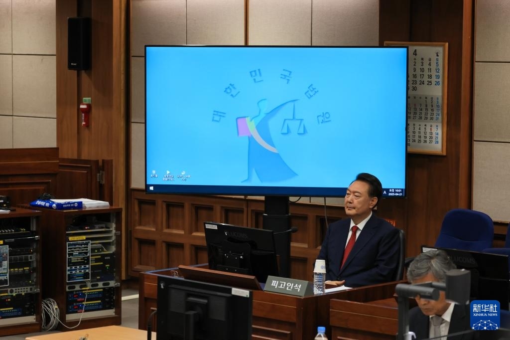 4月21日，尹錫悅在韓國首爾中央地方法院出席庭審。新華社/紐西斯通訊社
