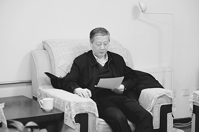 鐘秉林在閱讀相關文件