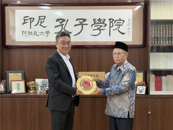 雙方交換禮物?；顒又鬓k方供圖