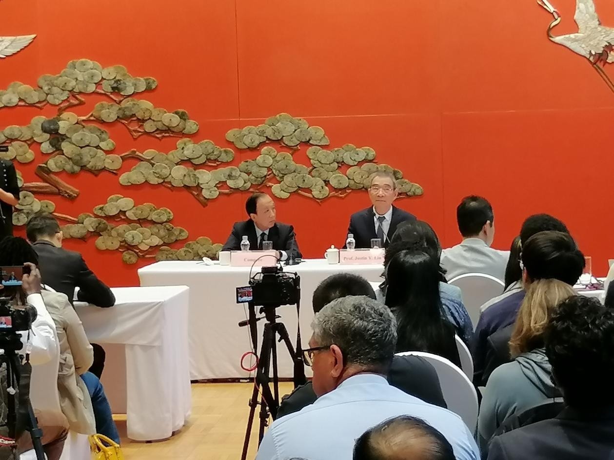 圖為21日舉行的“臨甲7號(hào)沙龍”，林毅夫（右一）在回答中外媒體記者的提問(wèn)。 人民網(wǎng)記者 李瀟攝