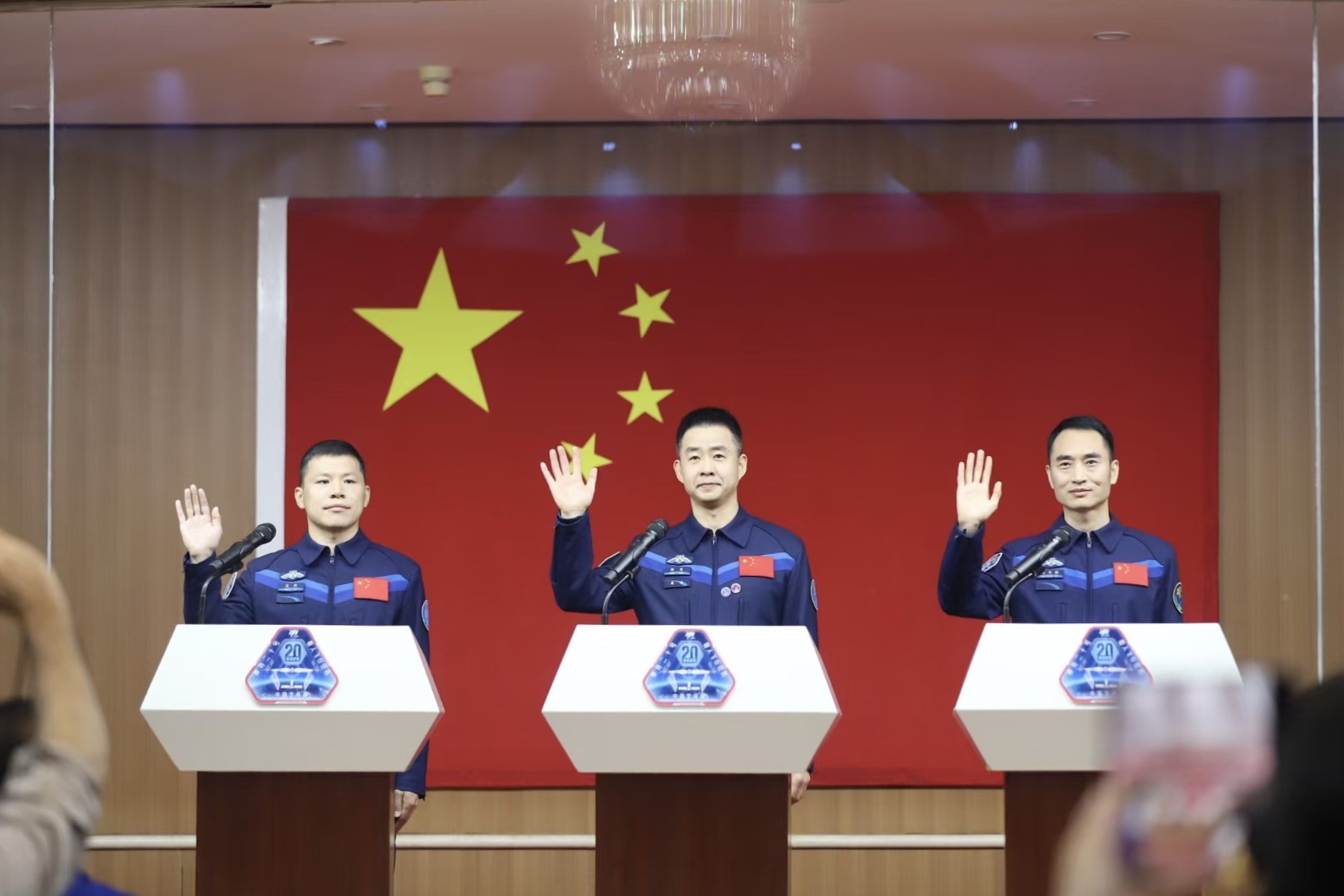 4月23日，神舟二十號航天員乘組在酒泉衛(wèi)星發(fā)射中心問天閣與中外媒體記者集體見面。人民網(wǎng)記者 黃帆攝